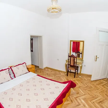 In House 8 Boulevard Hristo Botev דירה *